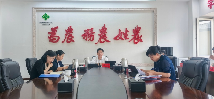 图为：区社党组书记、理事会主任乔允利在听取领导班子成员“一岗双责”情况汇报